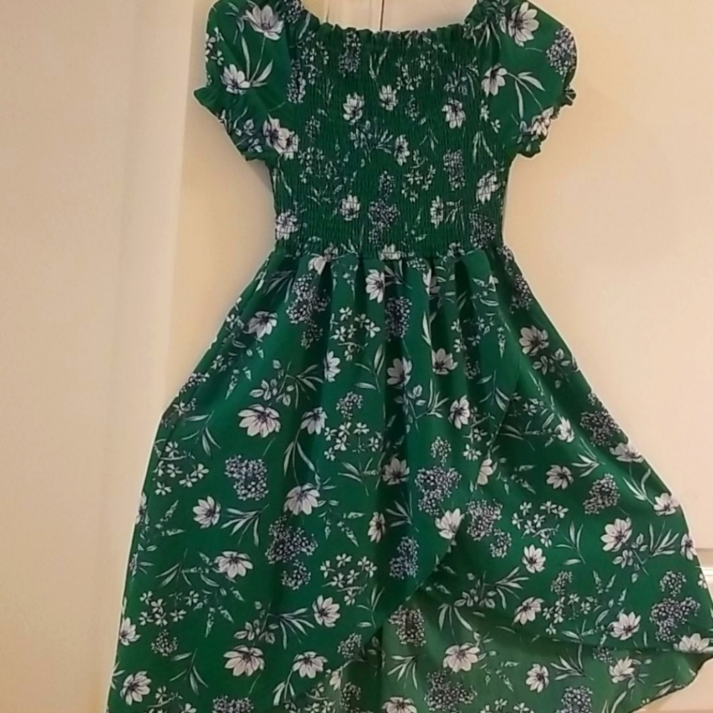 Dark green floral smoking dress of size 8 / 10. Beautiful. Bundle for discounts